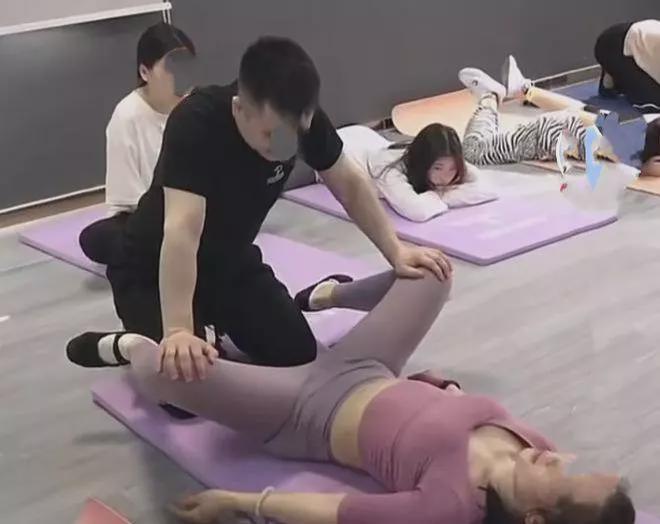 新浦京8883毁三观！男教练教瑜伽时不断要求女生把腿打开那啥都炸开了(图2)
