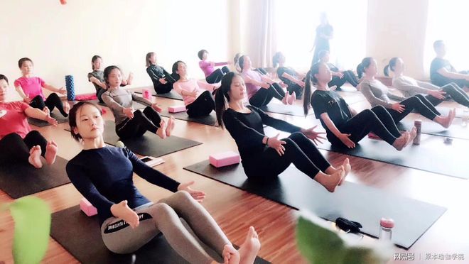 新浦京8883原本瑜伽教练是一份美丽的事业如何正确看待瑜伽教练职业。(图3)