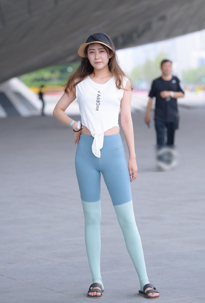 新浦京8883小姐姐穿瑜伽裤尽显尴尬勒出的曲线摄影师都要脸红(图2)