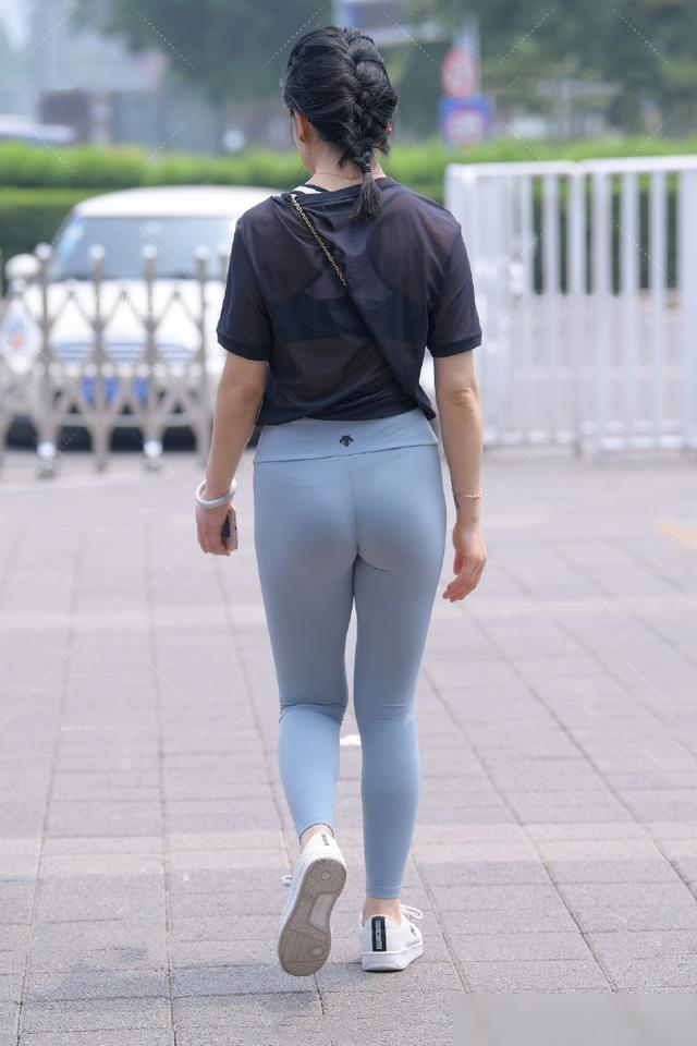新浦京8883厉害了为秀身材穿这么紧的“瑜伽裤”曲线美让人无法拒绝(图3)