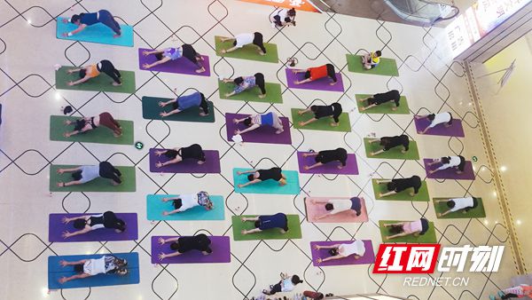 快闪！共迎国际瑜伽日 30多名爱好者集体挑战拜日式108遍(图1)