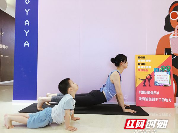 快闪！共迎国际瑜伽日 30多名爱好者集体挑战拜日式108遍(图3)