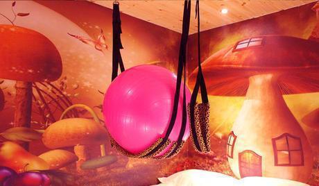 新浦京8883情侣酒店房间中的“圆球”有什么用？前台小姐：主要看你想咋用(图1)