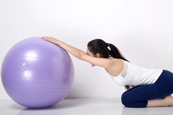 瑜伽球怎么练 瑜伽球怎么练对腰椎好(图1)