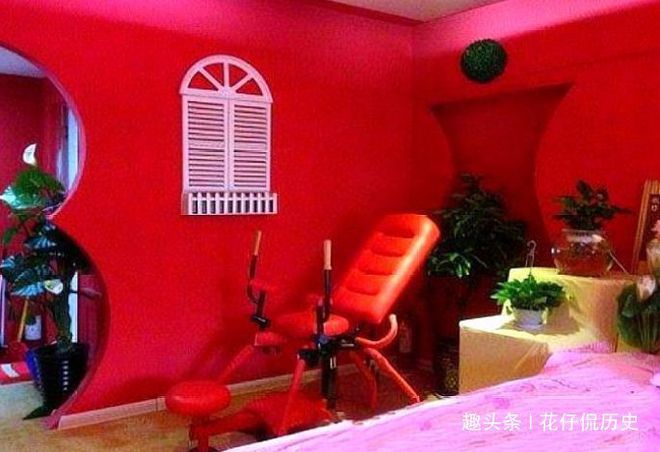 新浦京8883情侣房内床边的“八爪椅”是干嘛用的？酒店前台小妹：试过就懂了(图2)