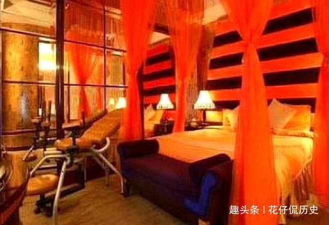 新浦京8883情侣房内床边的“八爪椅”是干嘛用的？酒店前台小妹：试过就懂了(图1)