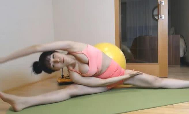 趴在地上练瑜伽保持姿势！(图2)